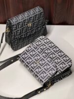 شنطة يد كلاسيكية بطابع عصري – 23×18 سم - جملة اكسبريس