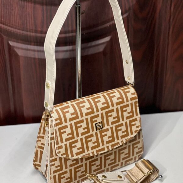 شنطة يد كلاسيكية بطابع عصري – 23×18 سم - جملة اكسبريس