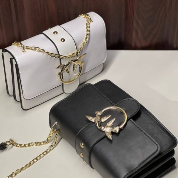 شنطة جلد فاخرة بسلسلة معدنية وتصميم طيور ذهبي - جملة اكسبريس