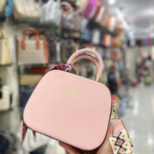 شنطة وردي فاتح GUESS - جملة اكسبريس