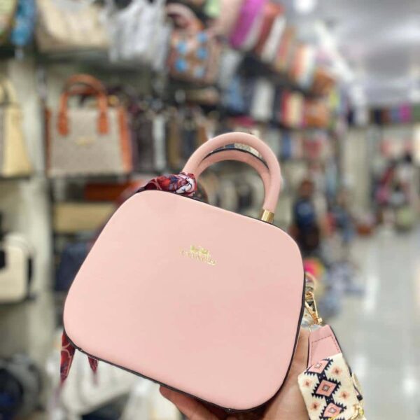 شنطة وردي فاتح GUESS - جملة اكسبريس