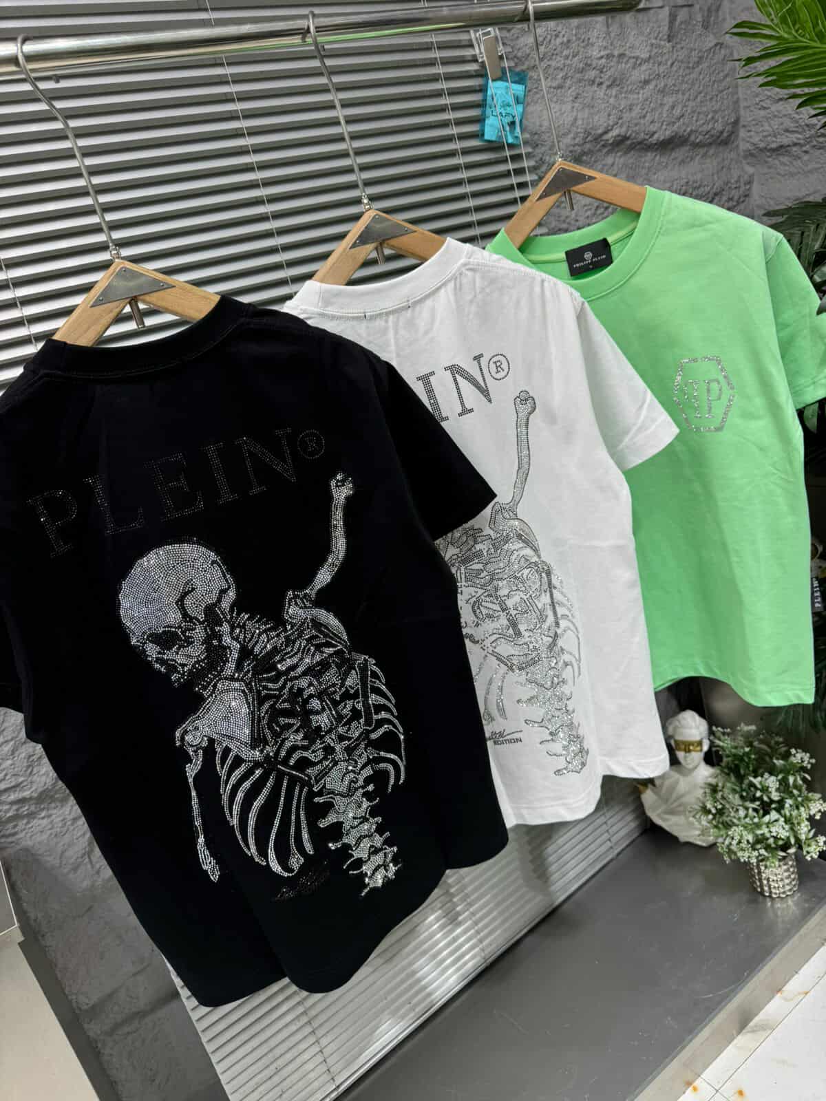 WhatsApp-Image-2025-09-01-at-22.23.40.jpeg تيشيرت رجالي PLEIN – تصميم جريء وخامة مستوردة! - الصورة 1