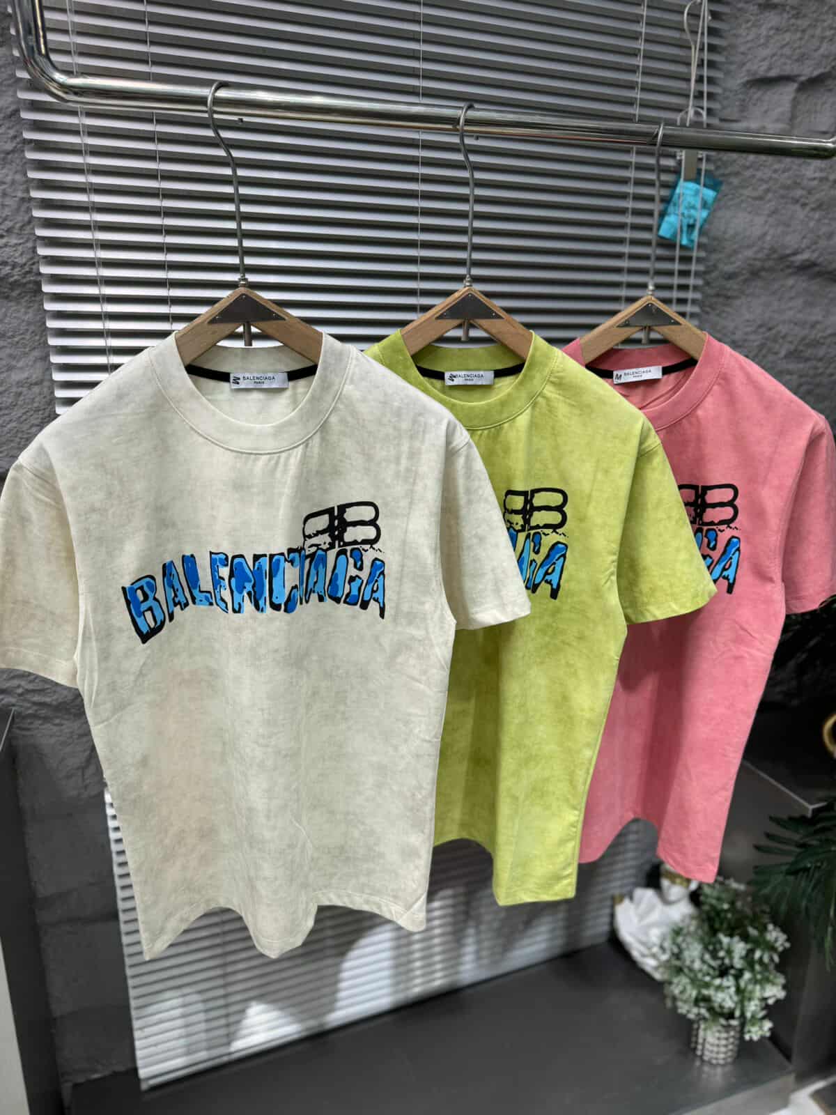 WhatsApp-Image-2025-09-01-at-22.23.41-6.jpeg تيشيرت Balenciaga – فخامة الاسم وجودة التنفيذ - الصورة 1