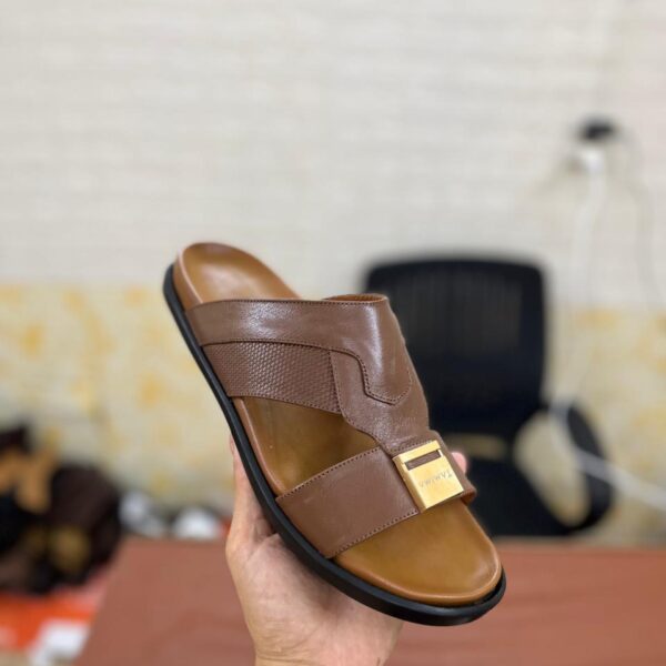 شبشب رجالي موديل B 93 – تصميم أنيق لون بني غامق - جملة اكسبريس