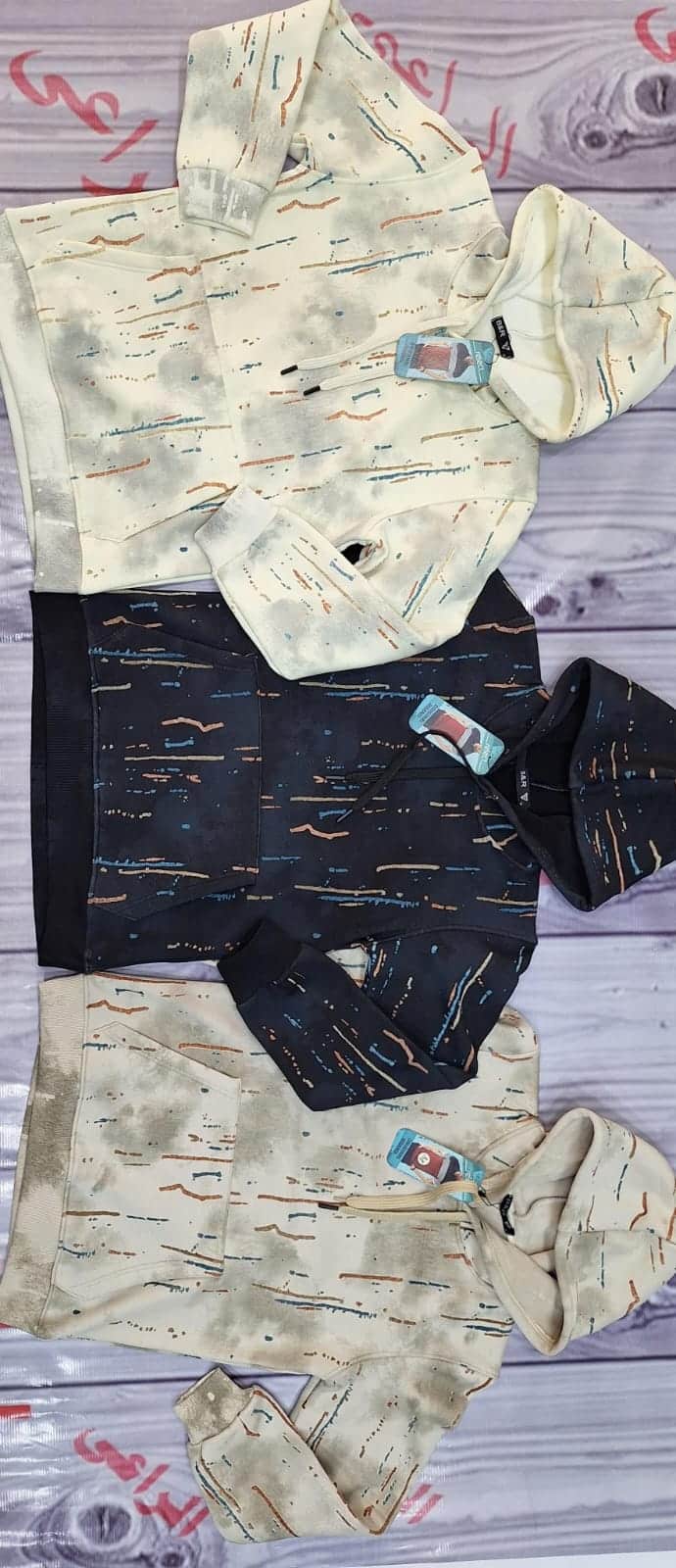 WhatsApp Image 2025-10-08 at 19.39.34 طقم سويتشرتات رجالي – 3 ألوان × 4 مقاسات - الصورة 1