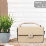 شنطة CHANEL أناقة الماركة بتصميم كلاسيكي بيج فاتح