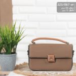 شنطة CHANEL أناقة الماركة بتصميم كلاسيكي بيج غامق