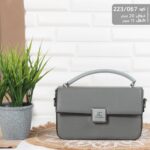 شنطة CHANEL أناقة الماركة بتصميم كلاسيكي رمادي