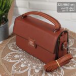 شنطة CHANEL أناقة الماركة بتصميم كلاسيكي بني