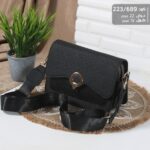 شنطة يد اسود أناقة كلاسيكية بلمسة ذهبية