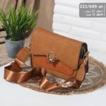 شنطة يد بني أناقة كلاسيكية بلمسة ذهبية