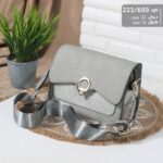 شنطة يد رمادي أناقة كلاسيكية بلمسة ذهبية