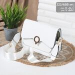 شنطة يد ابيض – أناقة كلاسيكية بلمسة ذهبية