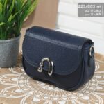 شنطة يد جلدية زرقاء لمسة فاخرة بتصميم مميز