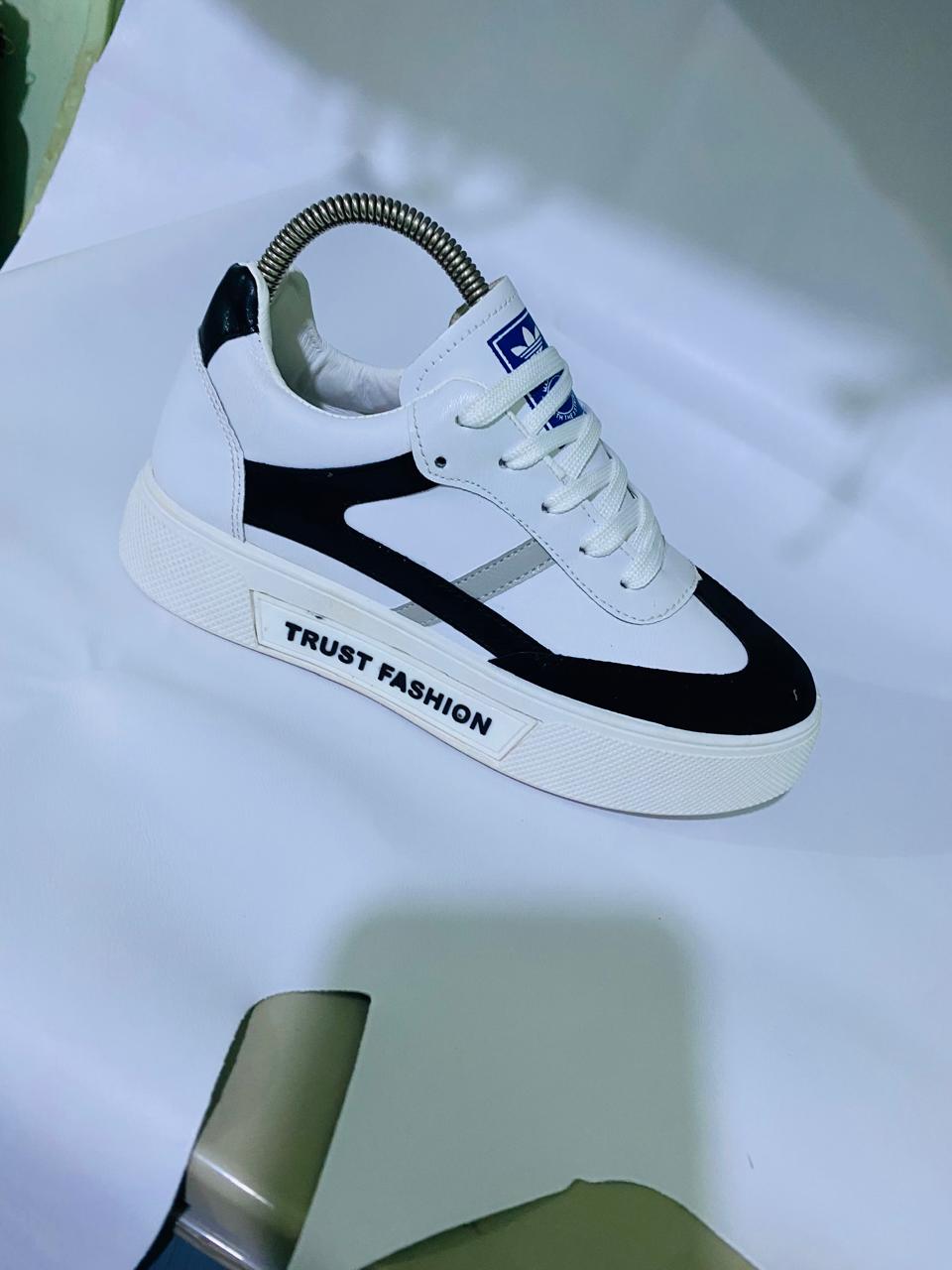 WhatsApp Image 2025-11-26 at 07.09.46 كوتشي حريمي ابيض × اسود عالية الجودة - الصورة 1