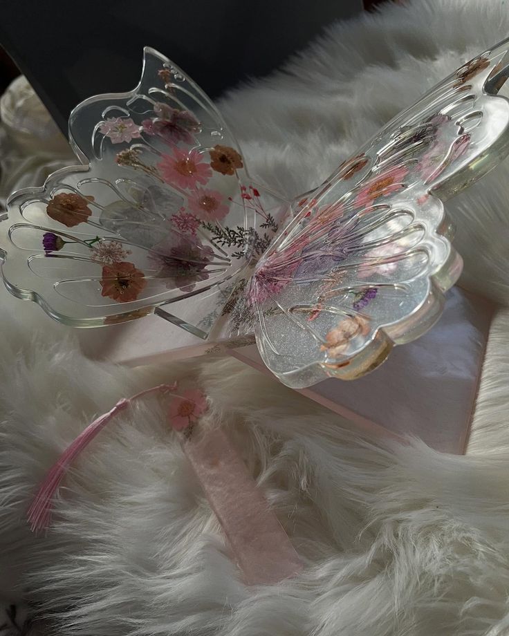 WhatsApp Image 2025-12-06 at 01.29.55 حامل قرآن فراشة شغل ريزن يدوي | تصميم أنيق - الصورة 1