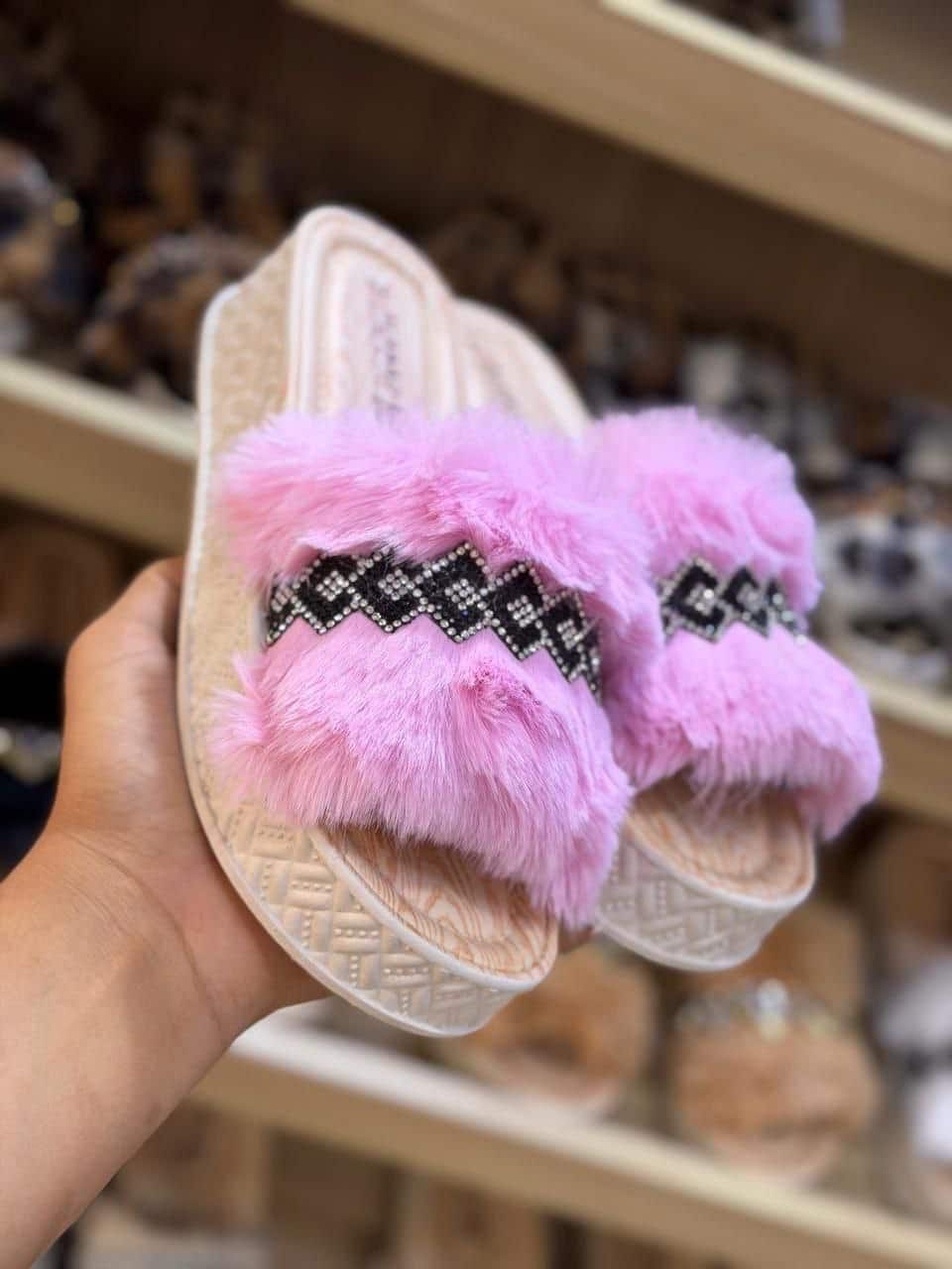 photo_2025-12-14_22-43-34 سليبرات حريمي لبني خامة ممتازة وجودة عالية - الصورة 1