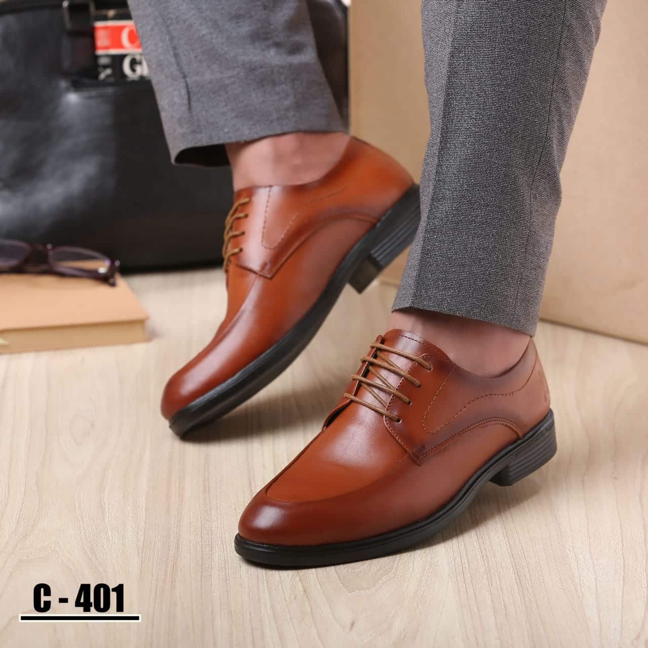 WhatsApp Image 2026-03-09 at 8.21.27 AM 1 كرتونه×حذاء رجالي كلاسيك جلد طبيعي جملي كود 401 - الصورة 1