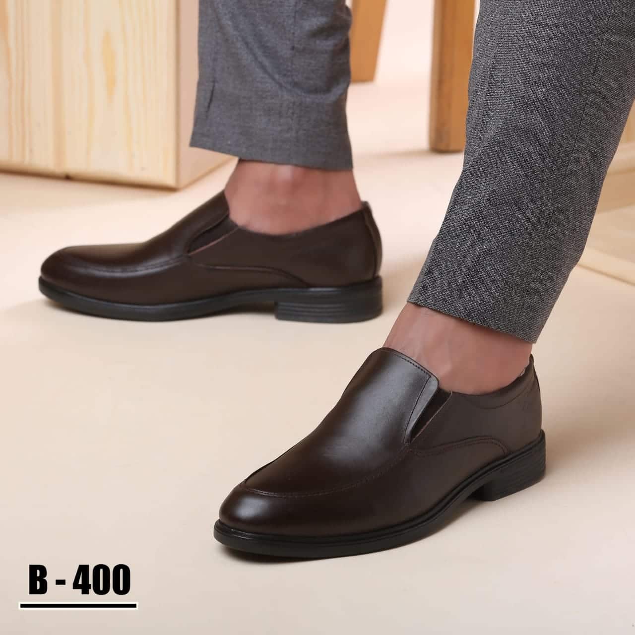 WhatsApp Image 2026-03-09 at 8.21.31 AM 1 كرتونه×حذاء رجالي كلاسيك جلد طبيعي بني كود 400 - الصورة 1