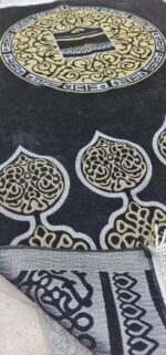 ⁦سجاد صلاة مخمل تركي بنقشة الكعبة المشرفة⁩ - الصورة ⁦2⁩