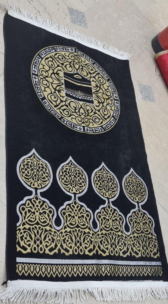 WhatsApp Image 2026-06-17 at 08.24.29 (2) سجاد صلاة مخمل تركي بنقشة الكعبة المشرفة - الصورة 1