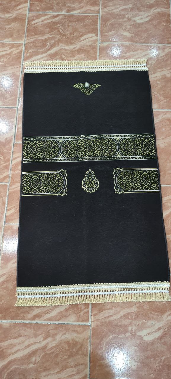 WhatsApp Image 2026-06-17 at 08.24.33 سجاد صلاة مخمل تركي بنقوش ذهبية كلاسيكية هادئة - الصورة 1