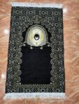 سجاد صلاة مخمل تركي بنقشة الحجر الاسود والمحراب الذهبي