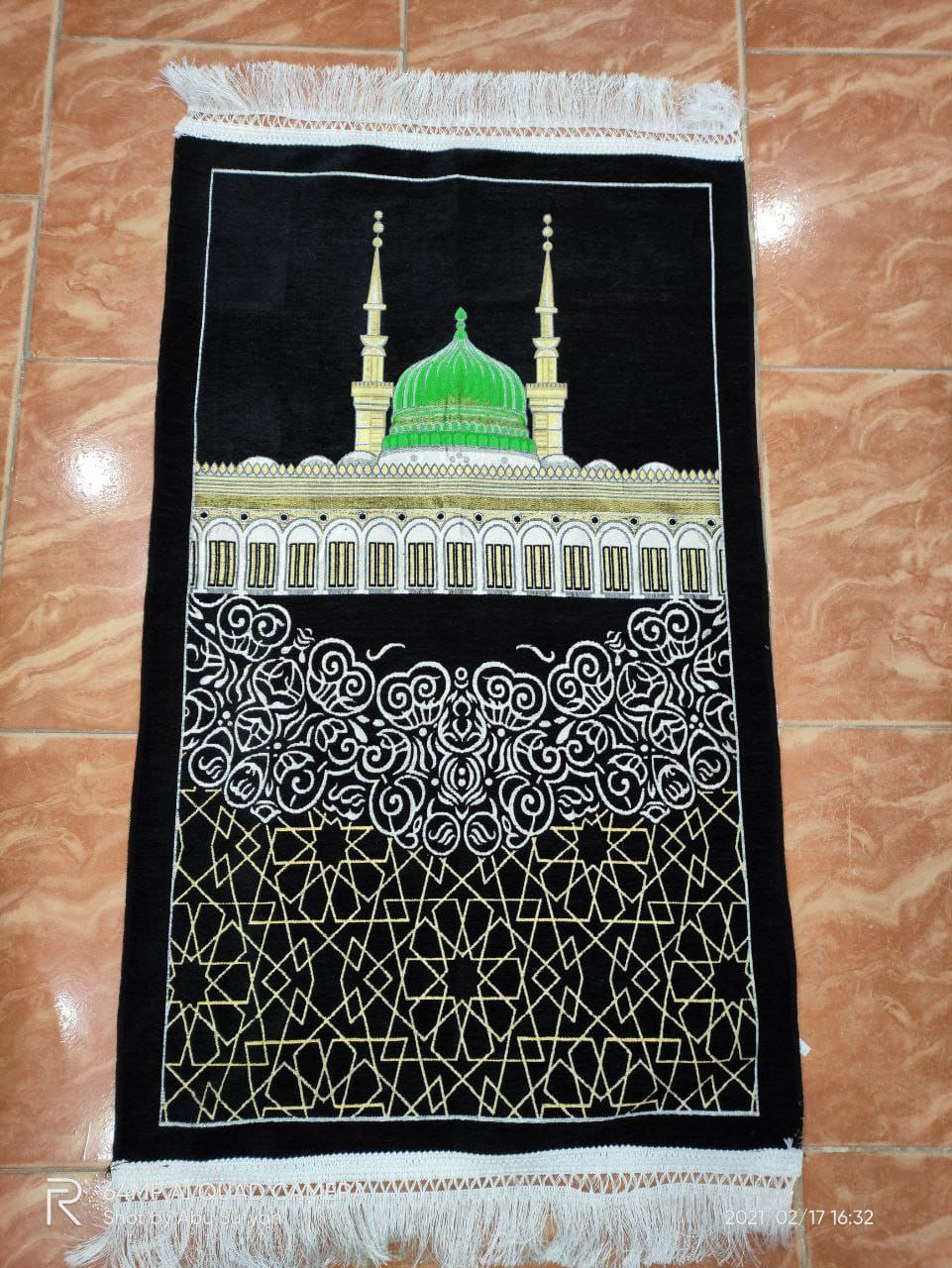 WhatsApp Image 2026-06-17 at 08.24.40 (2) سجاد صلاة مخمل تركي بنقشة القبة الخضراء والزخارف الهندسية - الصورة 1