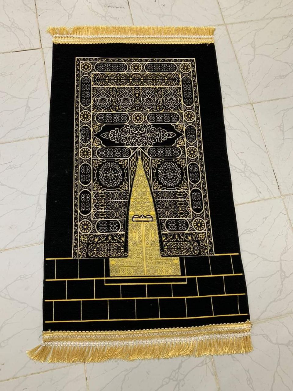 WhatsApp Image 2026-06-17 at 08.24.40 (3) سجاد صلاة مخمل تركي بنقشة باب الكعبة المشرفة - الصورة 1